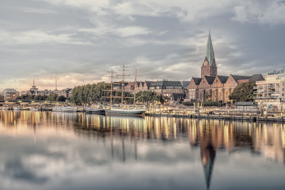 Blick auf die Bremer Schlachte in der Abenddämmerung